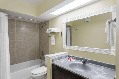 Bilik mandi di Days Inn & Suites by Wyndham Port Richey