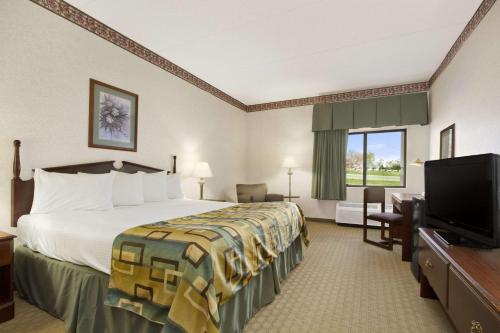 A bed or beds in a room at Baymont by Wyndham Corbin