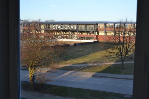 - une vue depuis la fenêtre d'une école avec un bâtiment dans l'établissement Živelina, à Telšiai