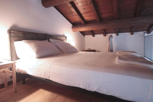 Tempat tidur dalam kamar di Esenta 55 - Lago di Garda