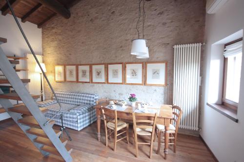 ein Esszimmer mit einem Tisch und Stühlen in der Unterkunft Esenta 55 - Lago di Garda in Esenta