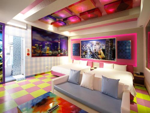 sypialnia z 2 łóżkami i kanapą w obiekcie Chihpan City w mieście Wenquan