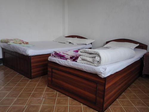 מיטה או מיטות בחדר ב-kayastha restaurant & lodge