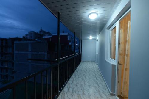 巴统apartament TEKO的建筑一侧的阳台