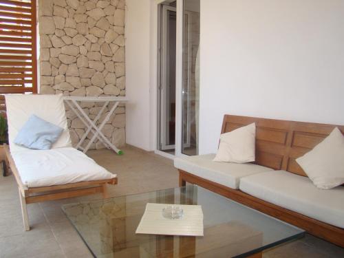 sala de estar con 2 sofás y mesa de cristal en Villa Lipa en Zadar