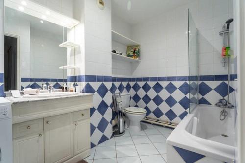 Un baño de STE REPARATE F4 MODERNE, DESIGN, Place Rossetti, heart old town