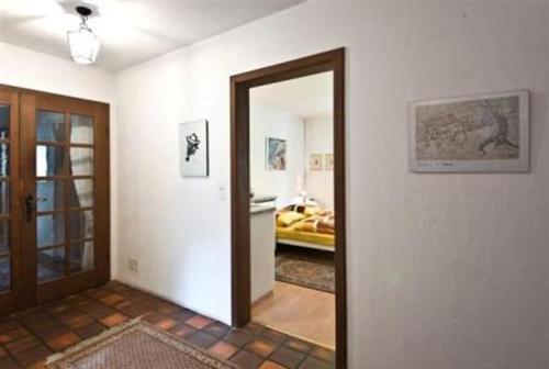 un pasillo con una puerta que conduce a un dormitorio en Studio in Chasa Quirin en Zernez