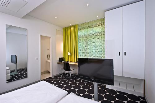 A television and/or entertainment centre at Tryp by Wyndham Frankfurt
