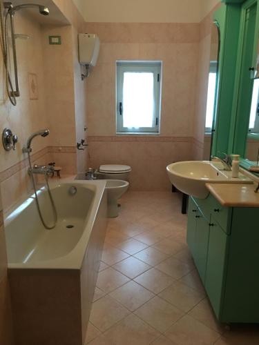 グラニャーノにあるvilla edenのバスルーム(バスタブ、洗面台、トイレ付)
