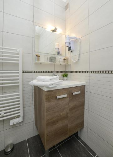 a bathroom with a sink and a mirror at Novalaise Plage in Novalaise