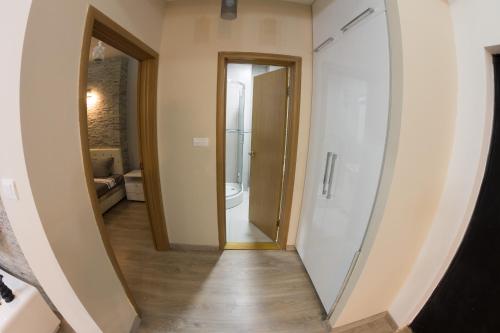 a hallway with a door leading to a bathroom at Diva Lux Apartman in Belgrade