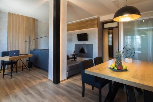 ein Esszimmer und ein Wohnzimmer mit einem Esstisch in der Unterkunft Egnatia Palace Hotel & Spa in Thessaloniki