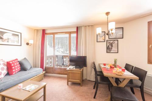 a living room with a couch and a table at Résidence Pierre & Vacances l'Albane in Vars
