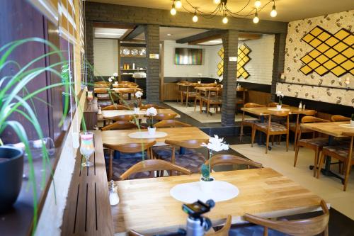 ein leeres Restaurant mit Holztischen und -stühlen in der Unterkunft Hotel im Anker in Hannoversch Münden