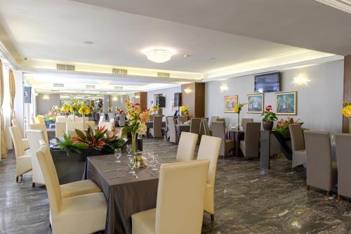 ブラゴエヴグラトにあるHotel Monte Cristoの花の飾られた宴会場