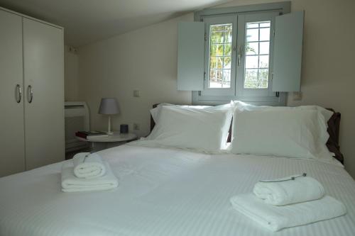 Ένα ή περισσότερα κρεβάτια σε δωμάτιο στο Traditional Guest House Grandma Vitsa in Ermioni