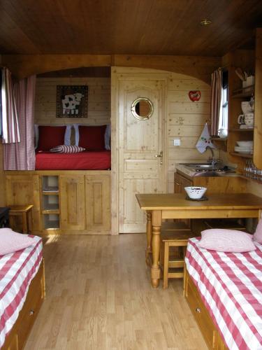 Cette chambre dispose d'une cuisine et d'un lavabo dans une cabine. dans l'établissement Le Domaine des Gauliers, à Chavagnes