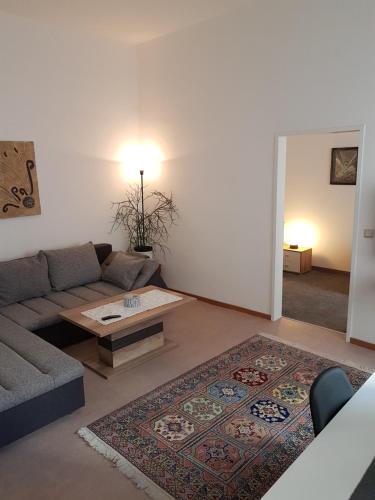sala de estar con sofá y mesa de centro en Gerald`s Apartment 10, en Viena