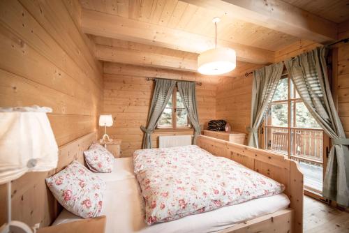 a bedroom with a bed in a log cabin at Bergchalet Kuhgraben in Bad Sankt Leonhard im Lavanttal