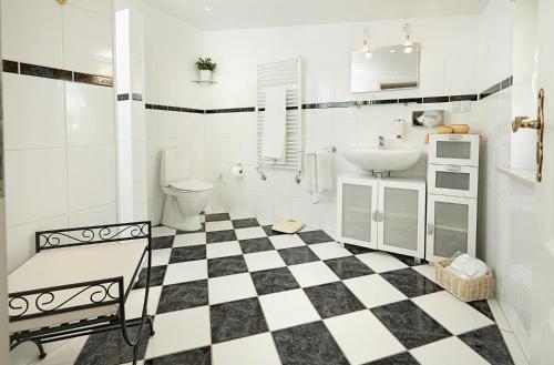 a bathroom with a black and white checkered floor at Hotel Fjordkroen in Tappernøje