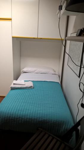 a bed in a small room with a green mattress at nel cuore di sestri in Sestri Levante