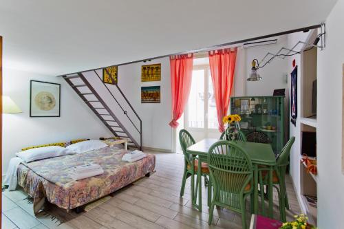 A bed or beds in a room at Maqueda Apartments