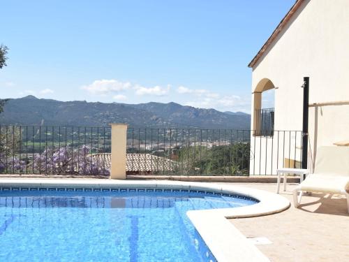 サンタ・クリスティーナ・ダロにあるBelvilla by OYO Casa El Limoneroの山々の景色を望むスイミングプール