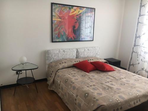 sypialnia z łóżkiem i obrazem na ścianie w obiekcie Our Home w mieście La Spezia