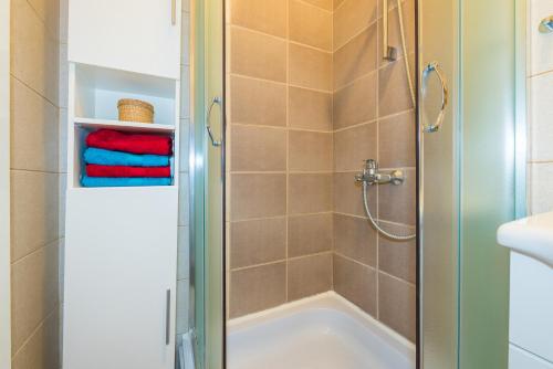 W łazience znajduje się prysznic, wanna i umywalka. w obiekcie Apartment Yellow Story w mieście Vodice