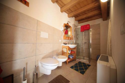 Vannituba majutusasutuses Albergo Diffuso Valcellina e Val Vajont in Casso