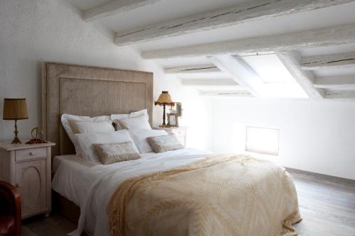 biała sypialnia z dużym łóżkiem z białymi poduszkami w obiekcie Apartment Lacerta w Rovinj