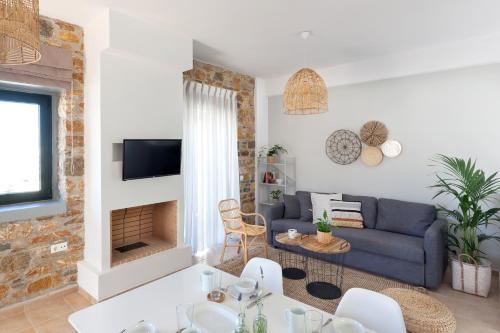 TV a/nebo společenská místnost v ubytování Syra Suites