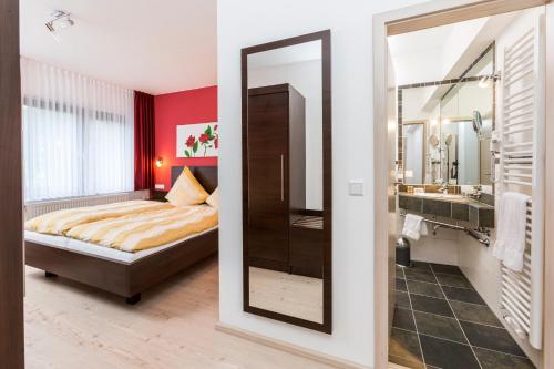 布倫的住宿－Gasthof im Almetal，一间卧室配有一张床和镜子