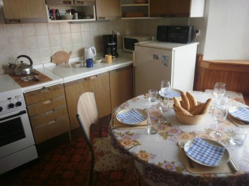 - une cuisine avec une table et des verres à vin dans l'établissement apartricanova, à Prague