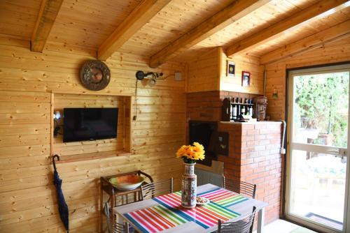 ein Esszimmer mit einem Tisch und einem TV in einer Hütte in der Unterkunft Casa Azzurra in Catania
