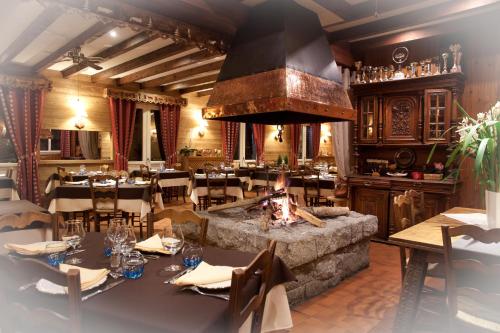 Restaurace v ubytování Hôtel - Restaurant - Bar - Le Sapin Fleuri