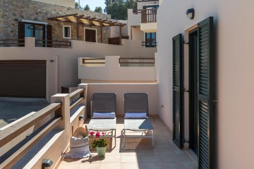 Balkón nebo terasa v ubytování Syra Suites