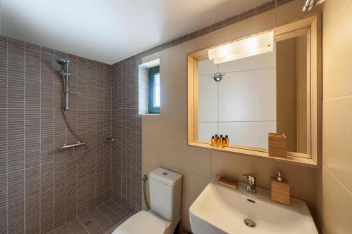 Koupelna v ubytování Syra Suites