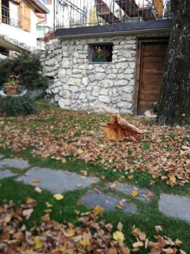 a yard with leaves on the ground next to a building at Hotel La Torre in Castiglione dʼIntelvi