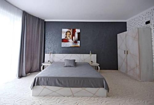 Säng eller sängar i ett rum på Бутиков хотел History