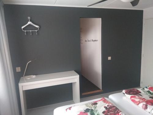 Cette chambre comprend une table blanche et un miroir. dans l'établissement Slapen in Dordrecht, à Dordrecht