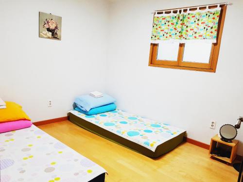 Tongyeong One Guesthouseにあるベッド