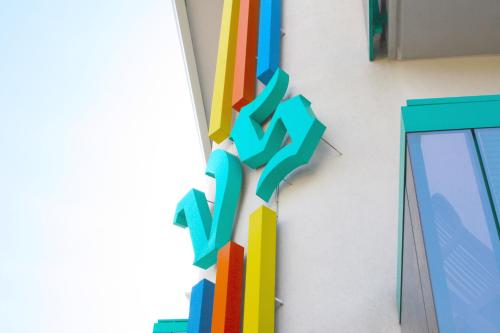 リド・ディ・イエゾロにあるVilla Serenaの壁掛けの色彩豊かなリボン