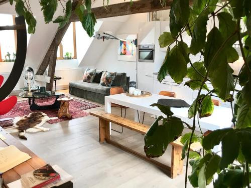 a living room with a white table and a couch at Tempor'area Apartment in Antwerp