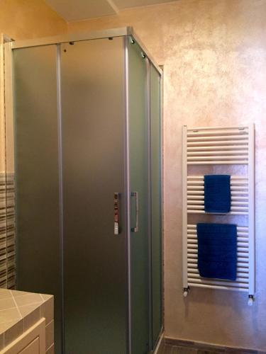 a shower stall in a bathroom with blue towels at Appartamento Sole e Mare in Palau