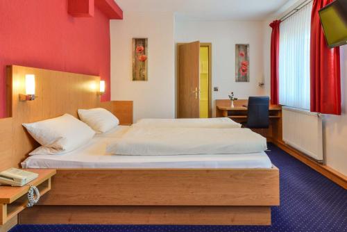 
A bed or beds in a room at Hotel-Gasthof Rotes Roß
