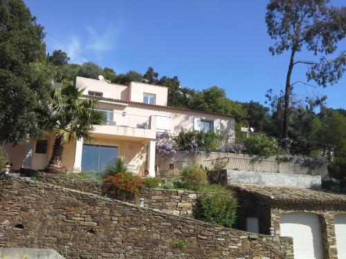 ein Haus auf einer Steinmauer in der Unterkunft Rose Niche in Cavalaire-sur-Mer