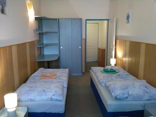 Habitación con 2 camas y 1 litera en Penzion Fontána, en Sudoměřice