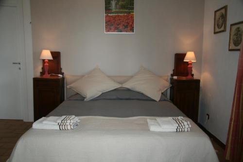 1 dormitorio con 1 cama con 2 toallas en B&B Maggiora 131, en Acqui Terme