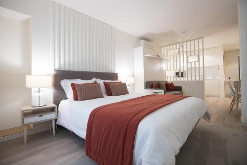 1 dormitorio con 1 cama grande con manta roja en Almada Wine House, en Oporto